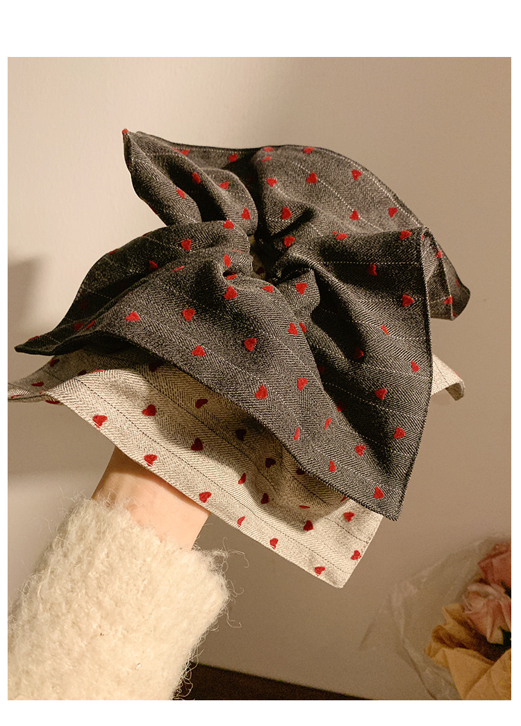 Autumn and winter, extra-large heart-shaped large intestine hair band handkerchief, Korean-style laid-back bun hair band, new high-end hair accessory pic 3