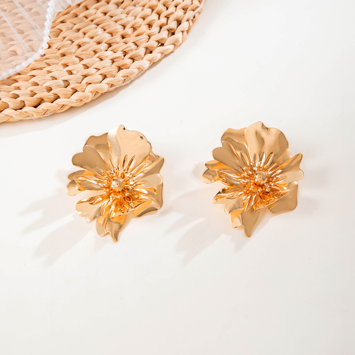 欧美跨境个性金色树叶扇子肌理耳环创意夸张复古花朵重金属风耳钉详情4