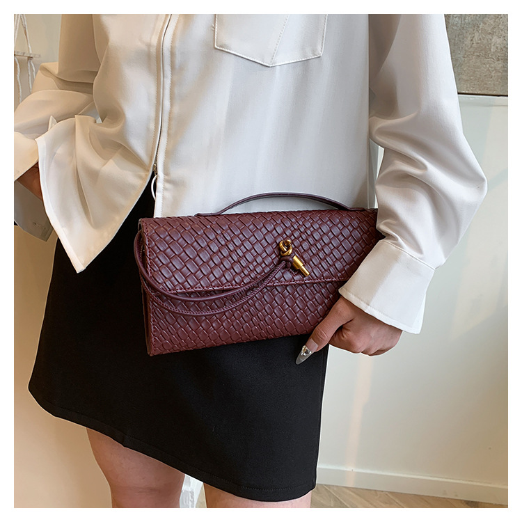 A new cross-border woven pattern single-shoulder crossbody bag with a retro texture, a hand-held baguette bag, and a versatile and elegant evening clutch pic 32