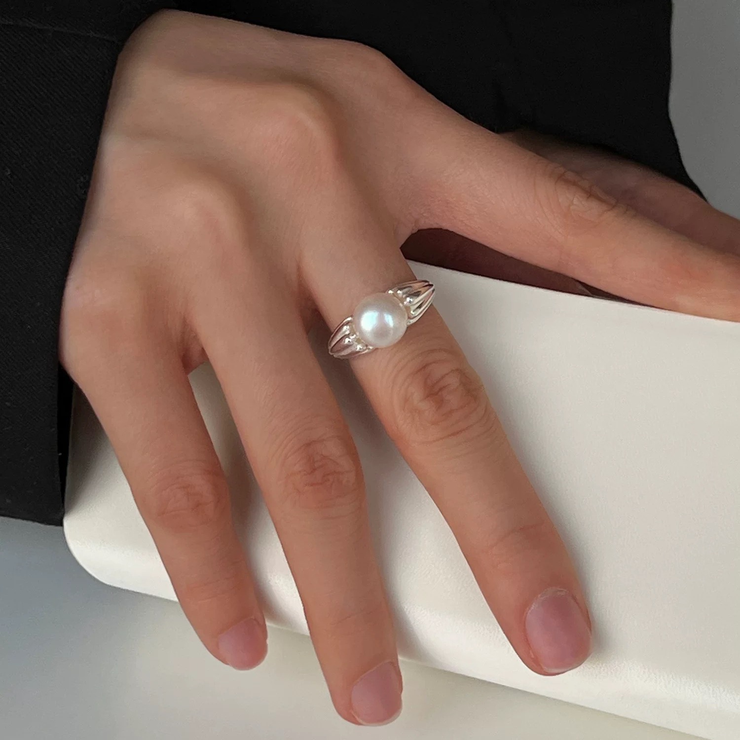 s925 sterling silver 11.15 natural shell pearl ring, a niche design for women with a sense of elegance and sophistication. The open ring is adjustable pic 3