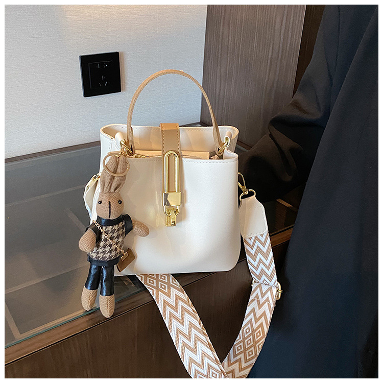 高级感大容量水桶包女2024新款潮韩系百搭宽肩带单肩包洋气斜挎包详情19