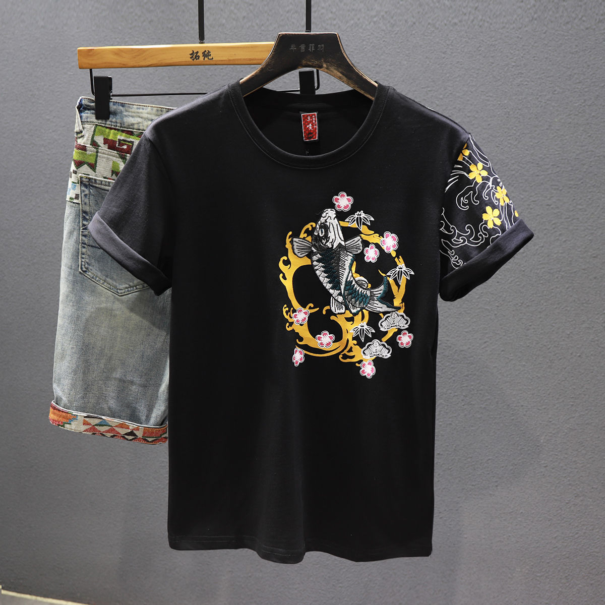 A new summer trend brand of Chinese style, carp, ethnic style, embroidery, personalized, loose short-sleeved T-shirt for men, casual top pic 7