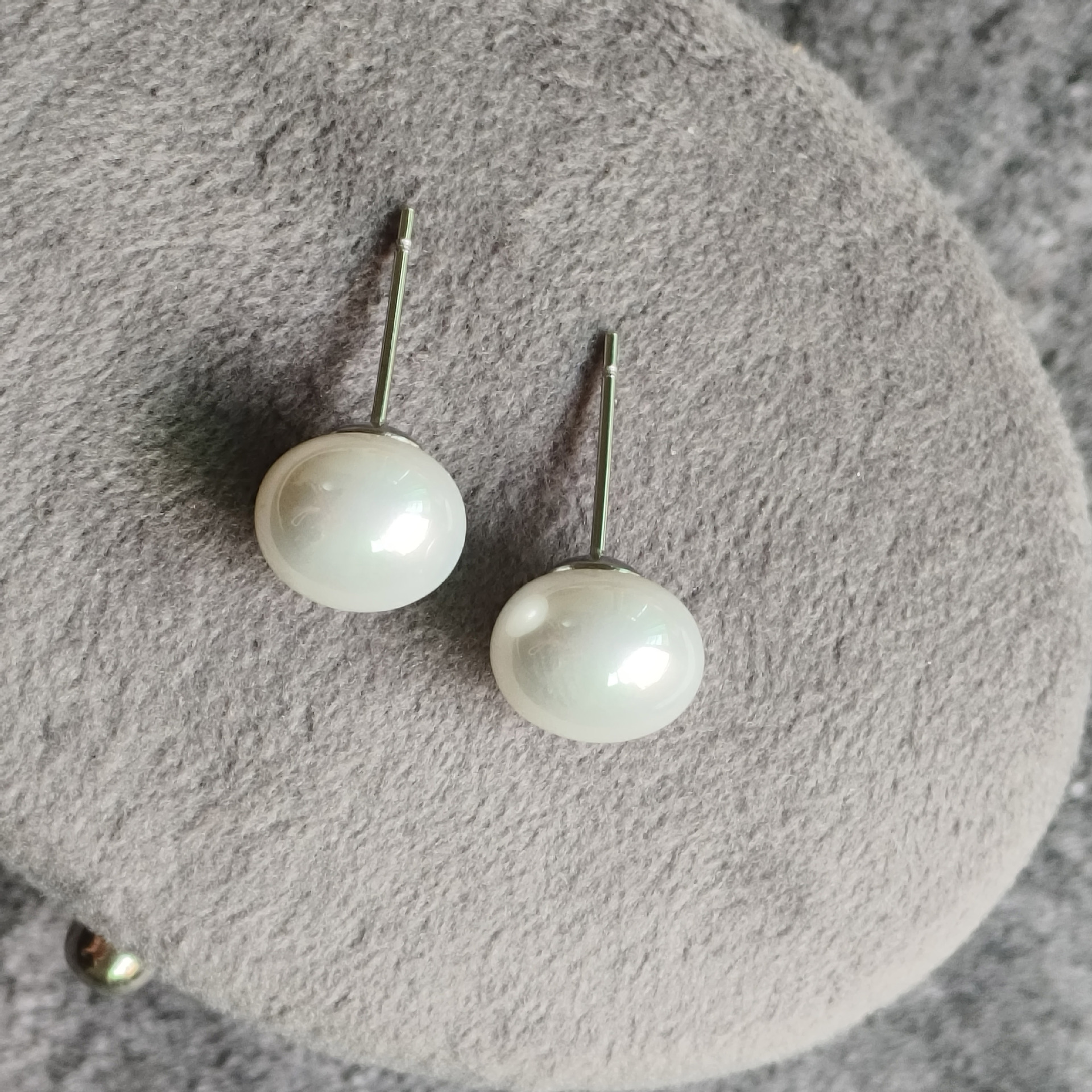 Non-fading titanium steel ear needles, white steamed bun pearl ear studs, 2024ins, high-end autumn and winter earrings, fever style pic 3