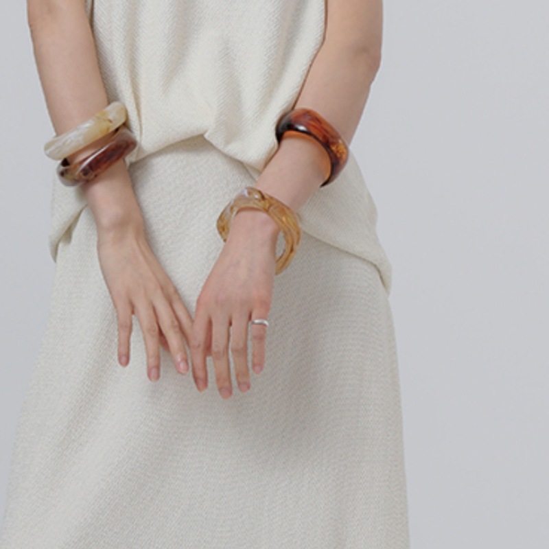 Acetic acid niche irregular acrylic wide-edge bracelet, a retro and high-end vintage bracelet with a unique design for women pic 5