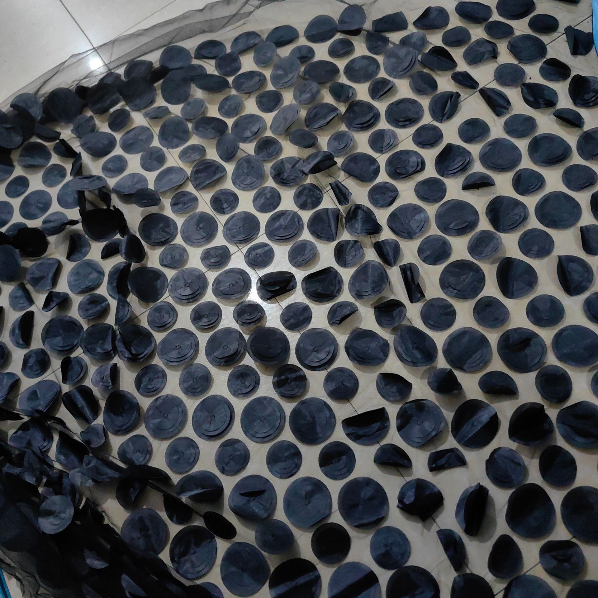 欧洲站激光立体刺绣面料多色网纱圆圈绣花布时尚女装连衣裙面料详情29