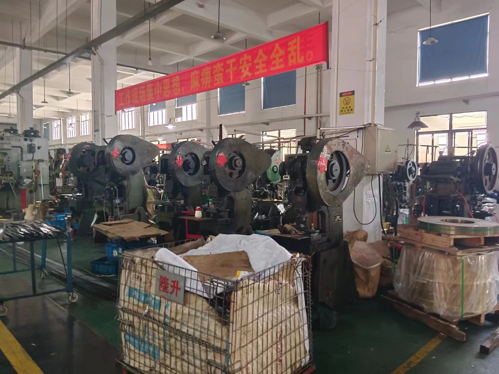 厂家跨境现货简易铁艺三角支架壁挂托架墙上置物架可承重隔板层架详情10