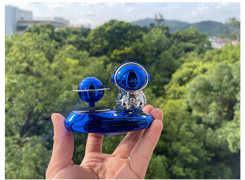 太阳能车载香水香燕汽车摆件创意宇航员中控台高端饰品摆件详情3