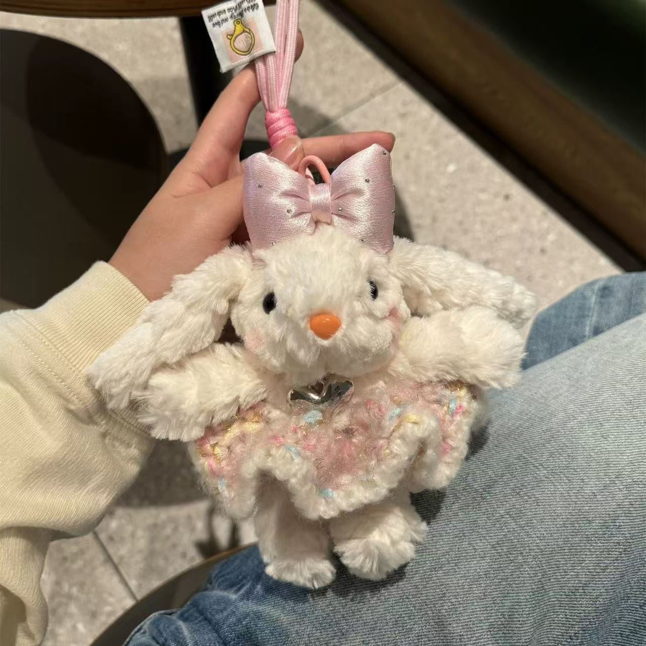 可爱垂耳兔玩偶钥匙扣毛绒公仔挂件蝴蝶结穿搭手捧花汽车挂件批发详情3