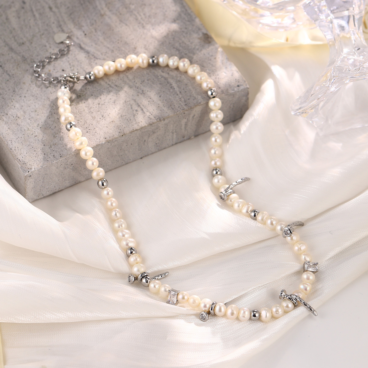 The new heart-shaped bow collarbone chain is a niche retro necklace that is versatile for summer, exuding a sense of high-end luxury and a light fragrance style pic 39