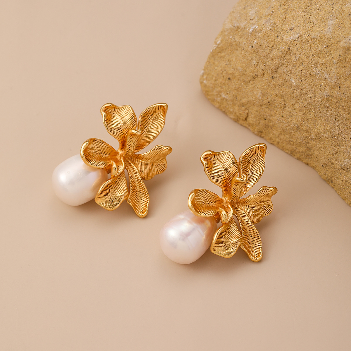 娜莎欧美专供盛放花朵铜镀18K真金淡水珍珠耳环女法式高级感耳钉详情7