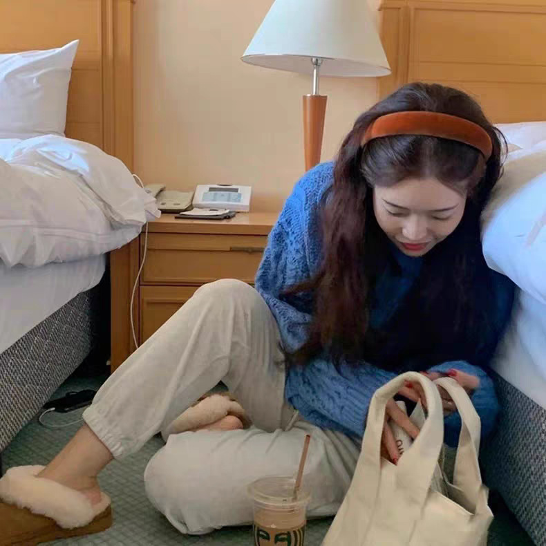 The Korean-style velvet hair band with a bright white pumpkin color creates a gentle and laid-back atmosphere for autumn and winter. It also features a high sponge headband on the top of the head pic 3
