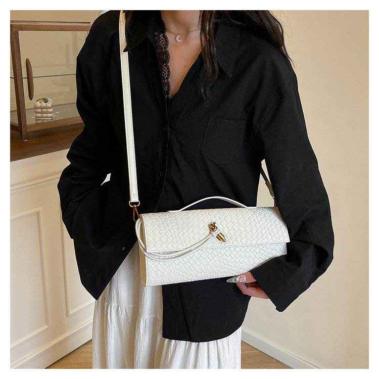 A new cross-border woven pattern single-shoulder crossbody bag with a retro texture, a hand-held baguette bag, and a versatile and elegant evening clutch pic 33