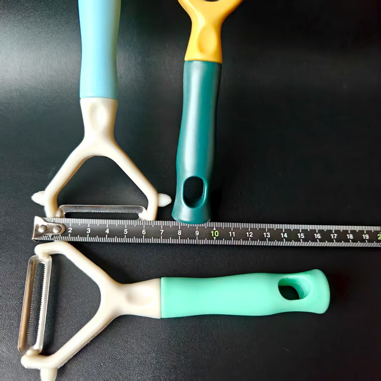 【 Zone 2-12 】816 peeler: 60 yuan per box, 1200 yuan per piece. New 816 peeler, color-matching peeler, potato and fruit peeler, household kitchen peeler, wholesale at 2 yuan pic 1