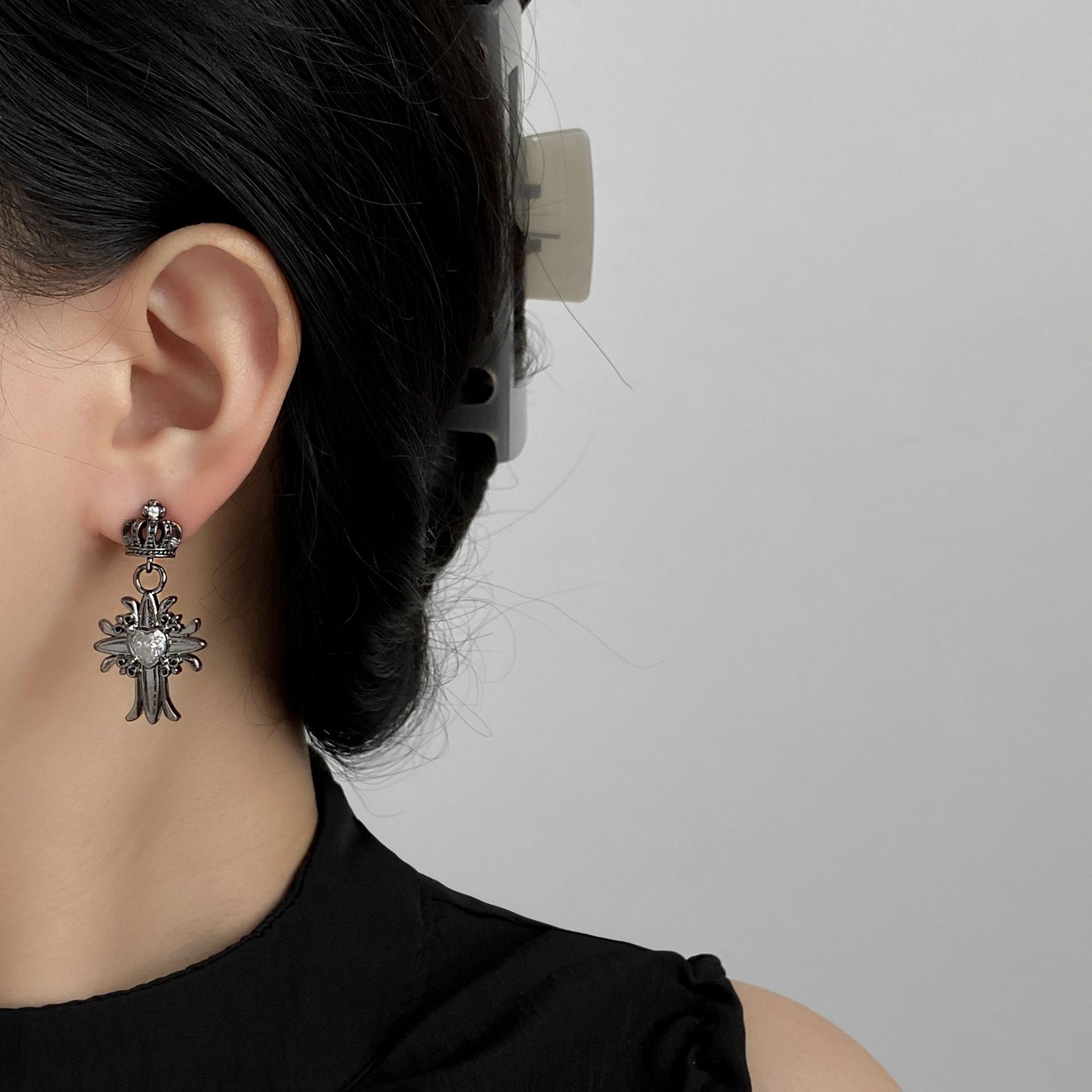 新款时尚高级设计感小众爱心心形不对称冠十字架个性甜酷风潮搭女详情7