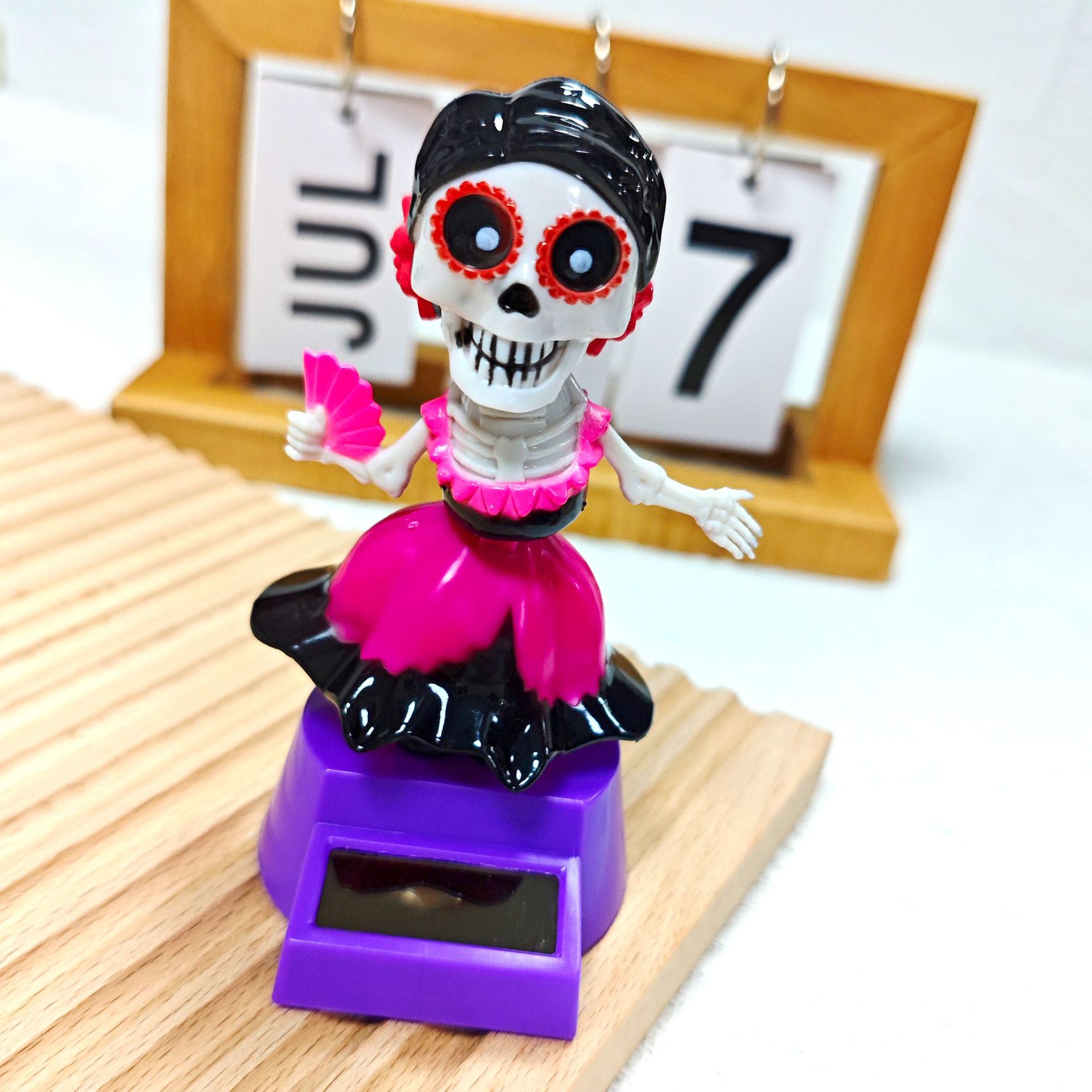 New Halloween car female version skull solar figment, Ghost Festival shaking head doll gift, ABS material manufacturer pic 4