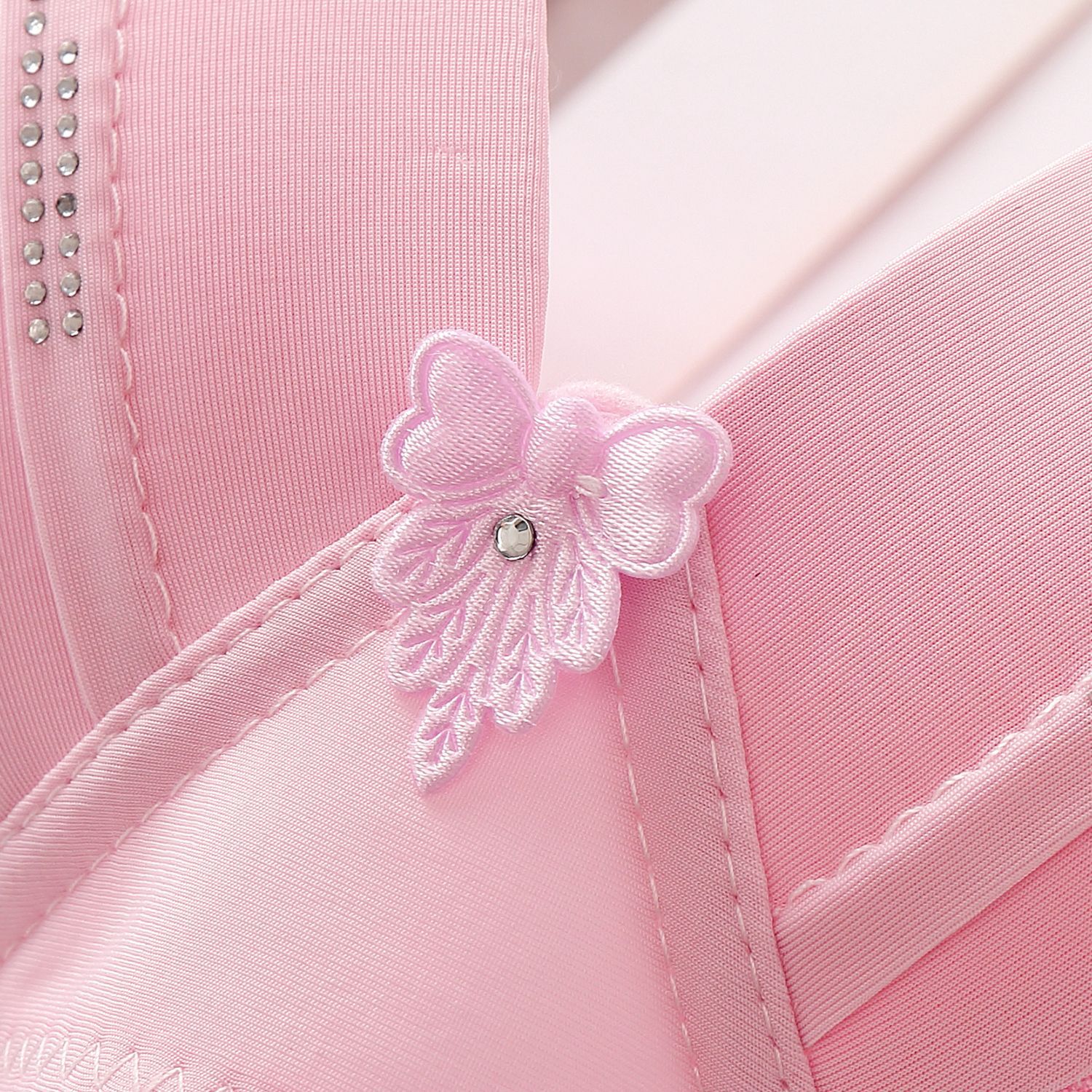 The manufacturer exclusively provides thin, seamless undergarments for women, middle-aged and elderly people, with embossed beads, cut-out and jacquard traditional style bras pic 3