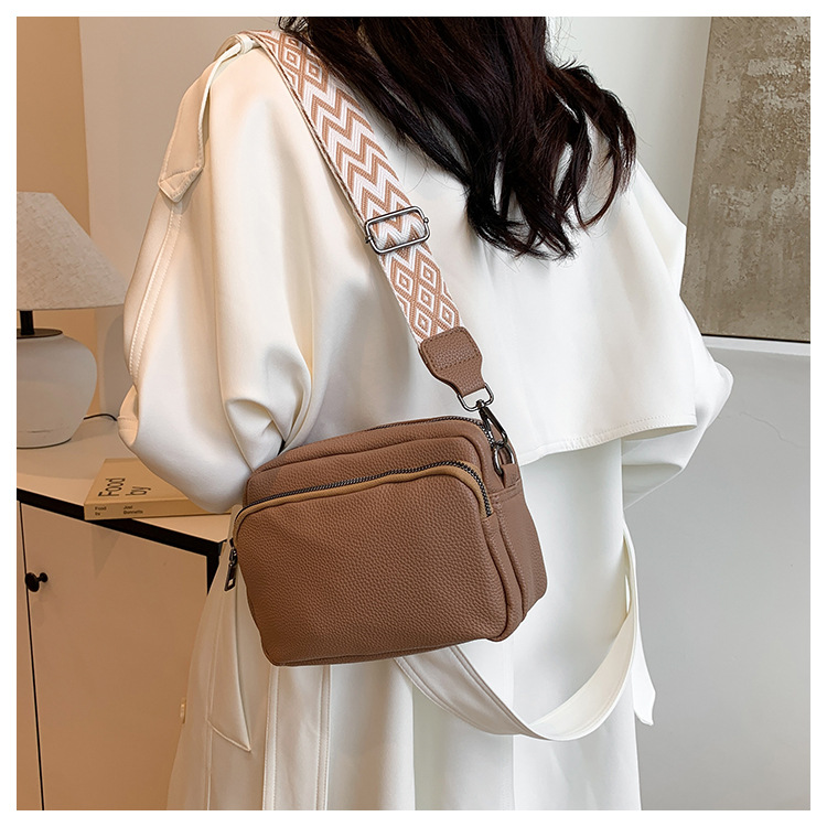 外贸潮流女包小众时尚质感宽肩带大容量女士单肩斜挎小方包跨境详情16