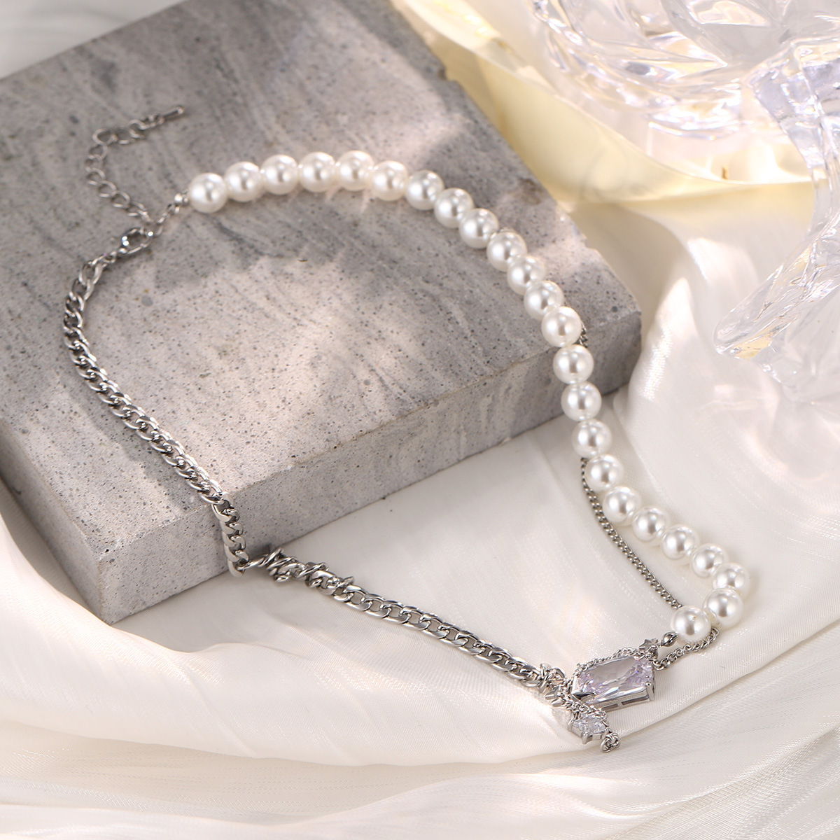 The new heart-shaped bow collarbone chain is a niche retro necklace that is versatile for summer, exuding a sense of high-end luxury and a light fragrance style pic 30