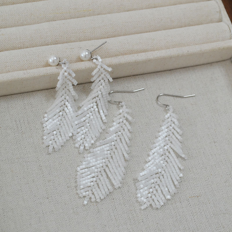 欧美小众设计简约白色羽毛古董珠手工编织个性气质高级感耳环耳饰详情6