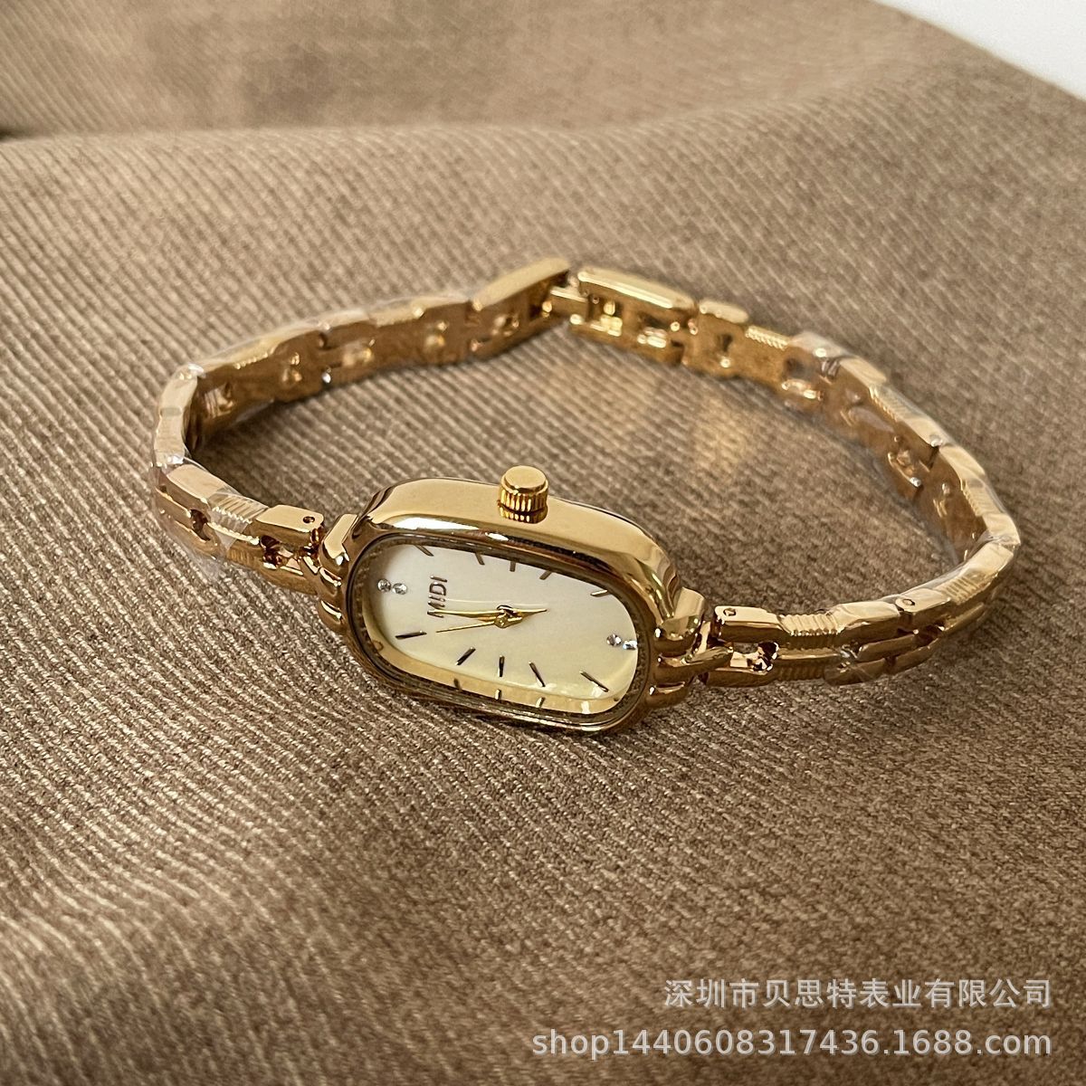 A popular and niche design item in foreign trade, a golden mid-style bracelet watch for women, is light luxury and retro. One-piece consignment service pic 11