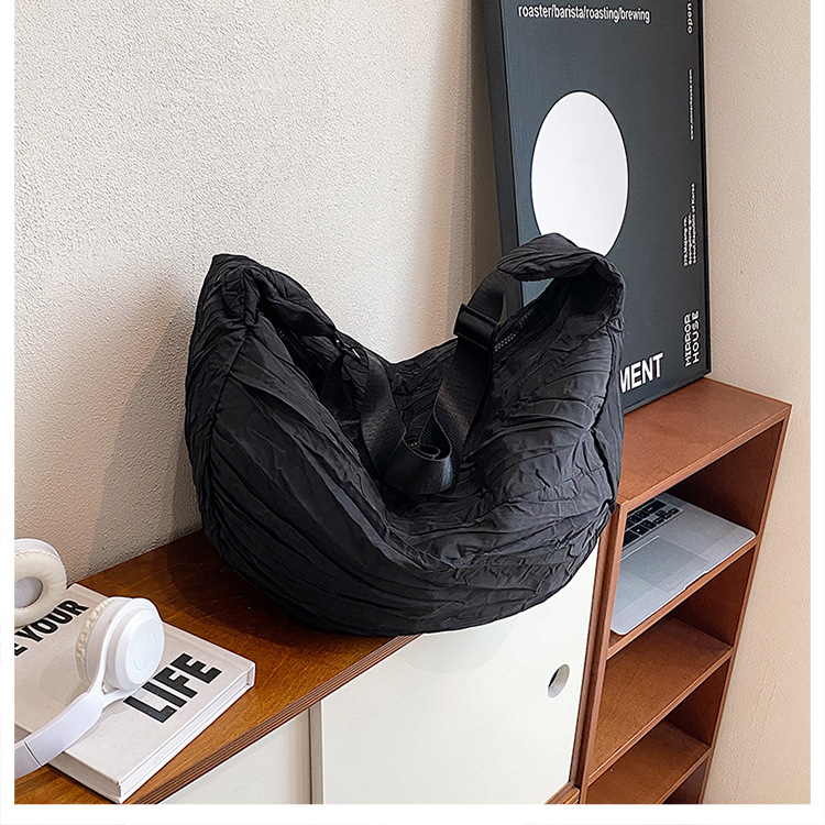 新品褶皱半月包简约时尚斜挎包大容量潮搭单肩包慵懒风都市休闲包详情29