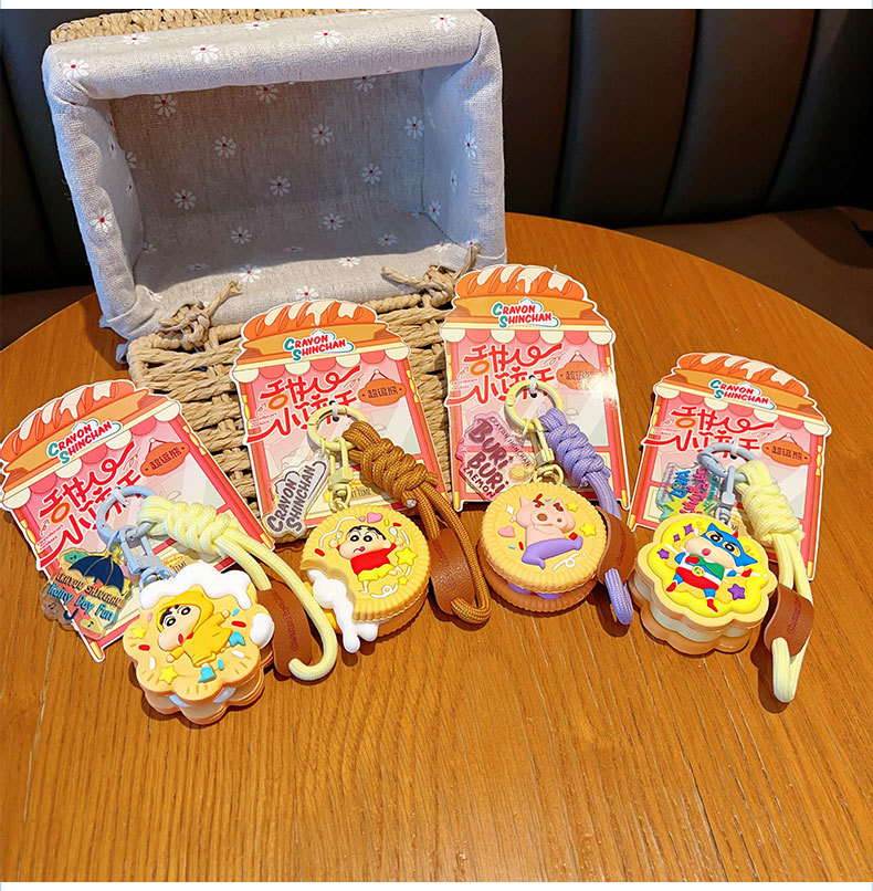 卡通蜡笔小新马卡龙钥匙扣挂件流沙入油玩具公仔挂件详情13