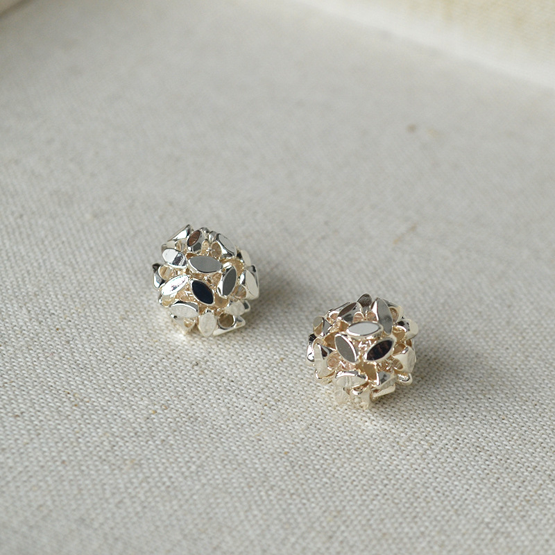 墙裂推荐小众ins风多切面闪亮银色镂空花球日常简约气质耳钉耳饰详情9