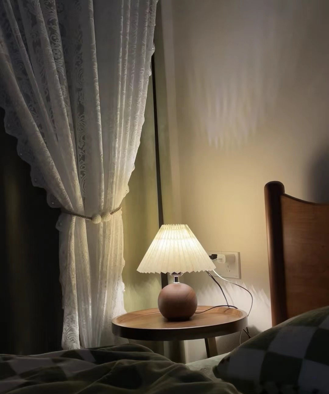 Pleated table lamp, ins Nordic ceramic bedside lamp, warm, romantic, simple, ins style, girlish, high-end and retro pic 17