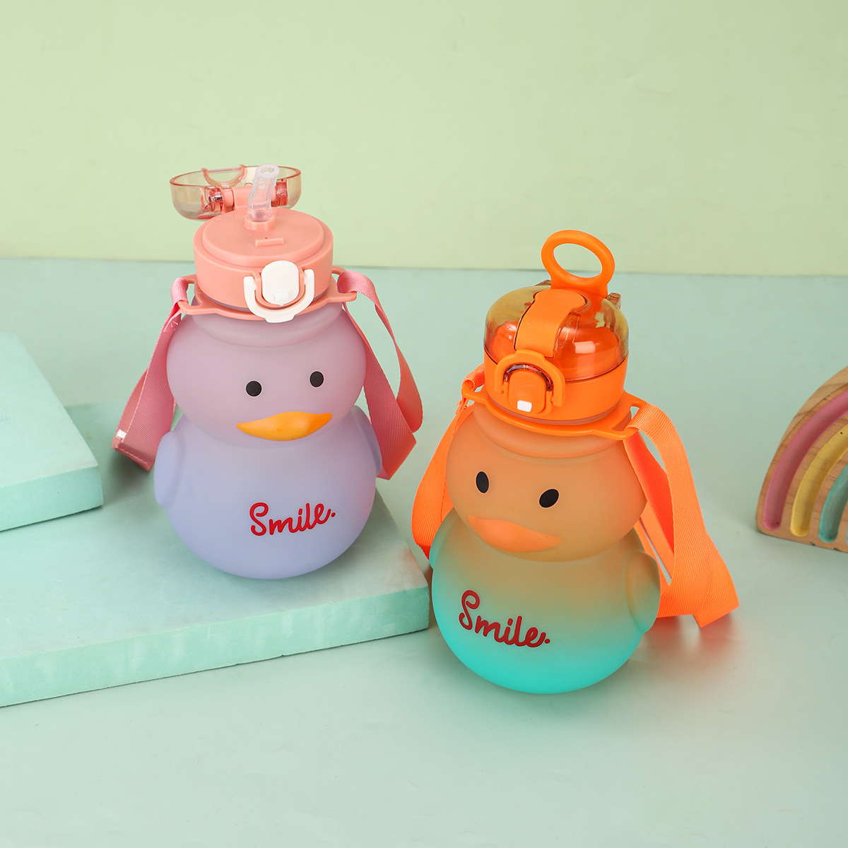 新款小容量黄色小鸭塑料杯夏季可爱学生吸管杯儿童背带子弹跳水壶详情4