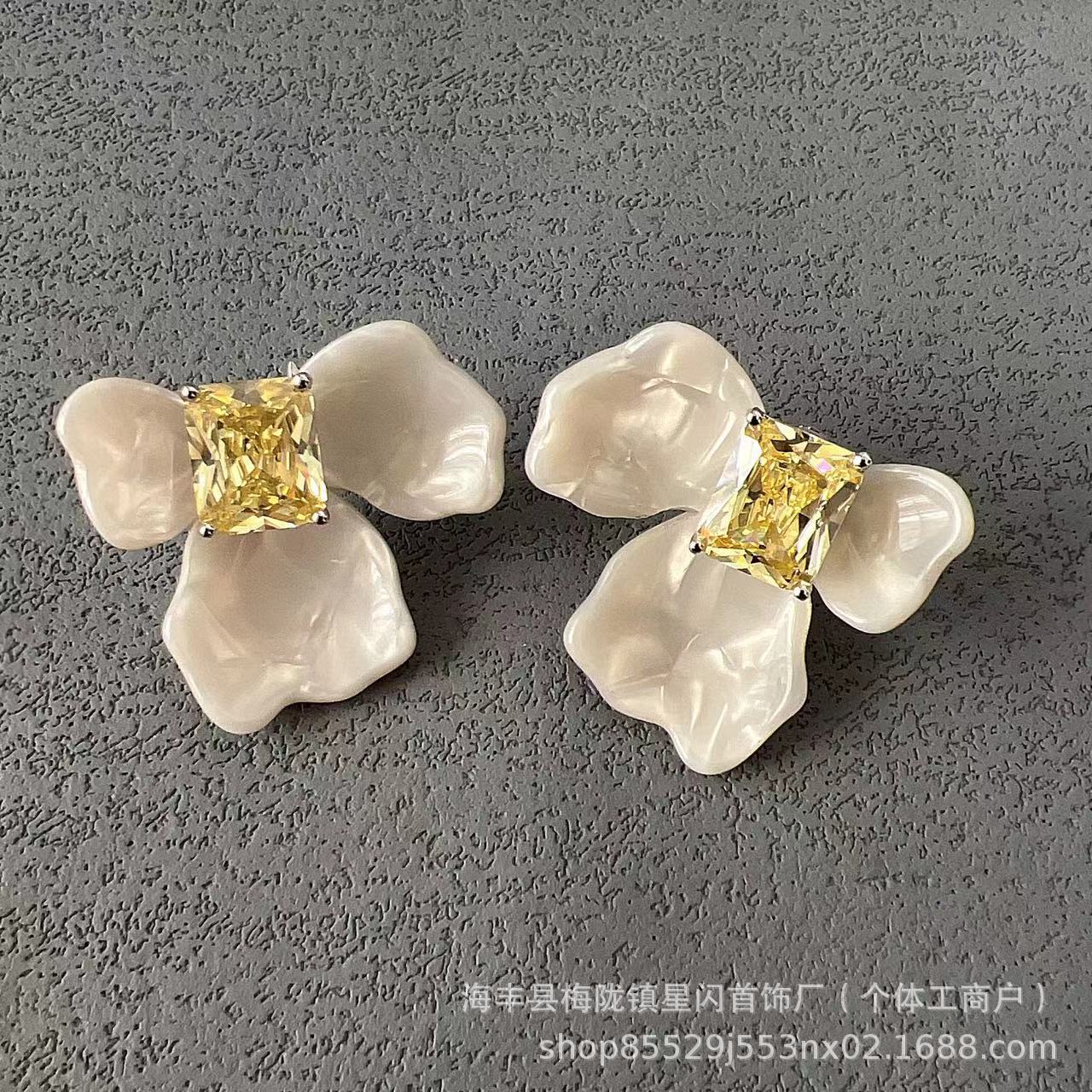 He Fang White Iris Cube Sugar Earrings detachable DIY simple and personalized ear clips and stud earrings pic 4