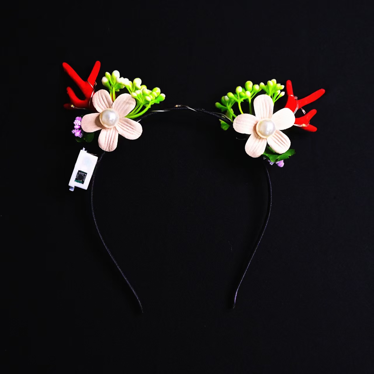 Christmas glowing headwear has become a hit, with the branch antler headband and the elk headband selling well at the winter night market pic 4