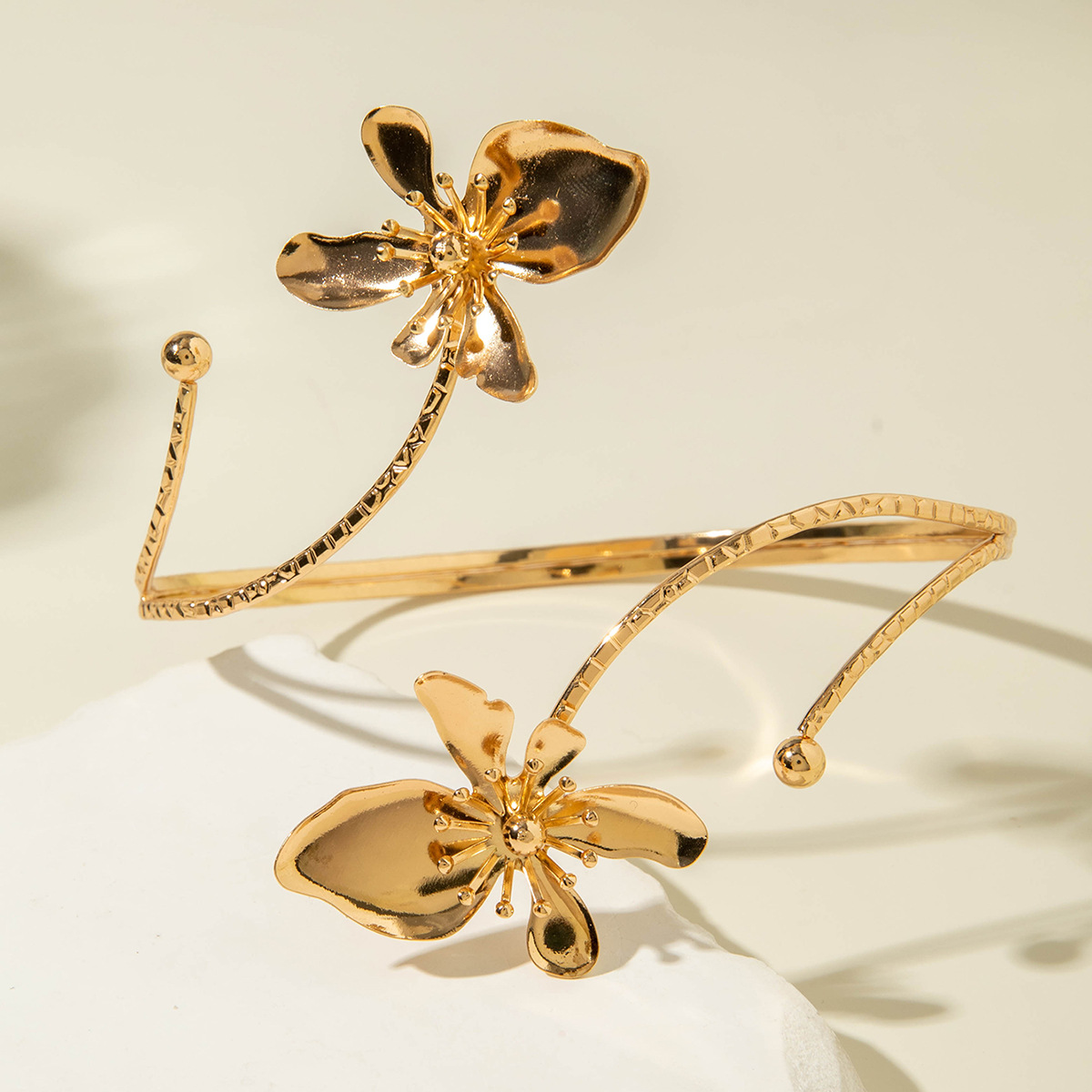 亚马逊跨境个性冷淡风海星手臂镯线条计感蝴蝶环形开口臂镯女详情104