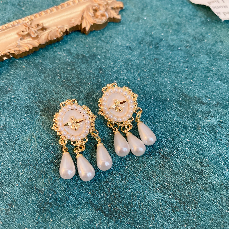 Silver needle retro court style heart-shaped figure pearl earrings, French light luxury stud earrings, female Internet celebrity style earrings wholesale pic 24