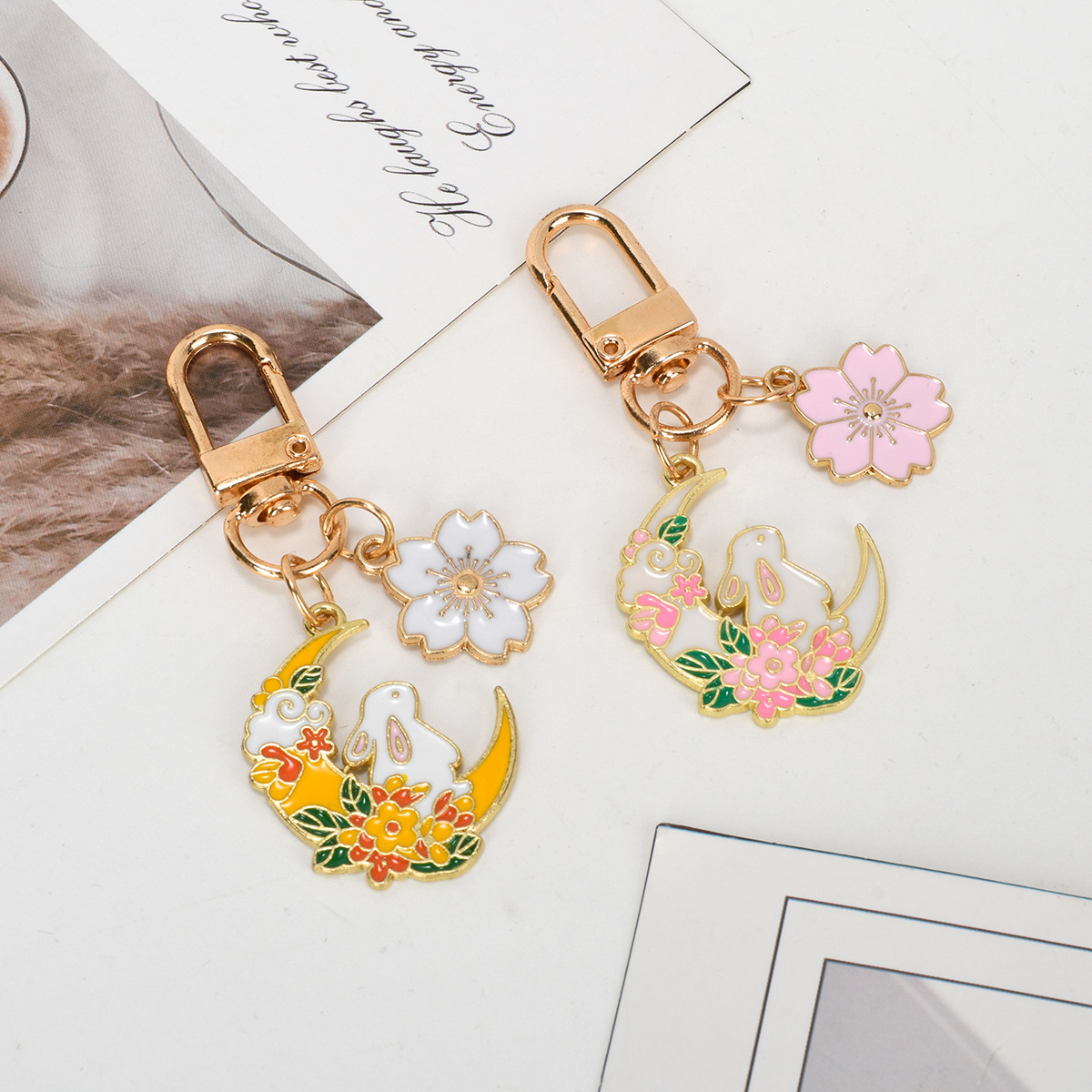 新品ins樱花可爱月亮兔粉色系金属钥匙扣情侣男女礼物小挂件批发详情6