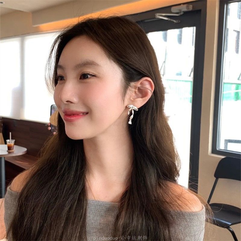 Pure white ribbon bow ~ Matte metal ribbon girlish bow stud earrings and earrings, exquisite and niche Hong Kong style pic 4