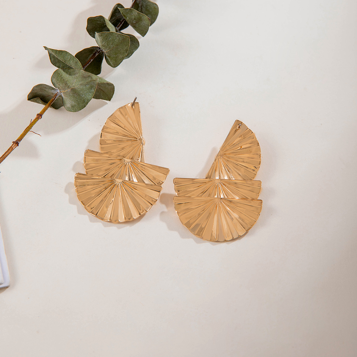 欧美跨境个性金色树叶扇子肌理耳环创意夸张复古花朵重金属风耳钉详情9