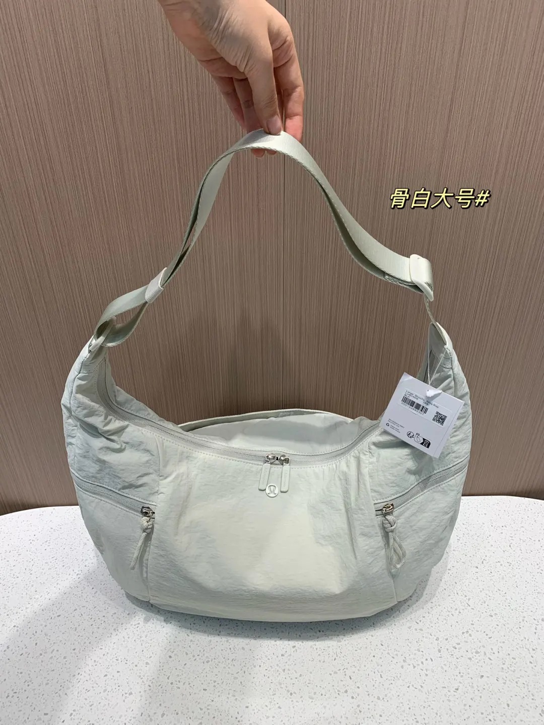 2024新款女包lulu同款SlouchySling斜挎包饺子包健身瑜伽牛角包详情16