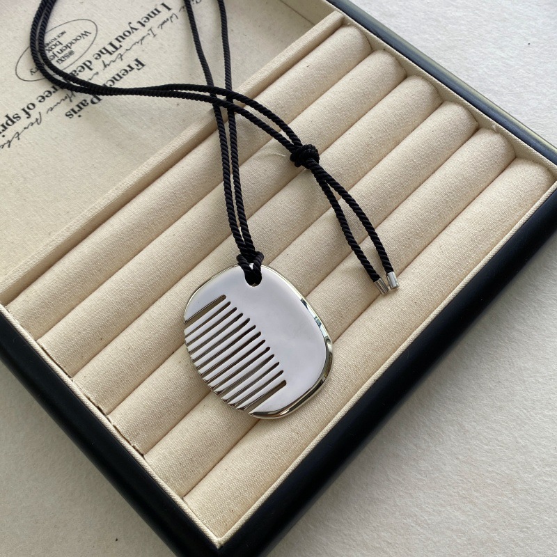 向日葵欧尼同款银色梳子吊坠项链小众设计迷你圆形秋冬长款毛衣链详情8