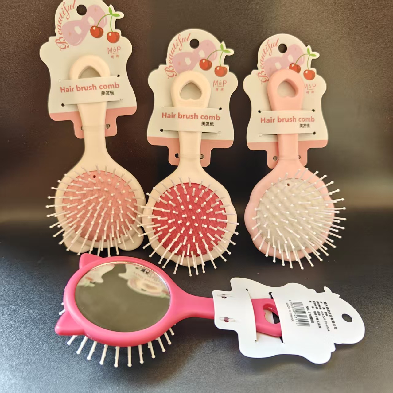 【2-14区】310樱桃气垫梳 4/包 480/箱	310樱桃气垫梳彩色可爱镜梳学生成人梳子家用气垫梳可挂2元批发详情3