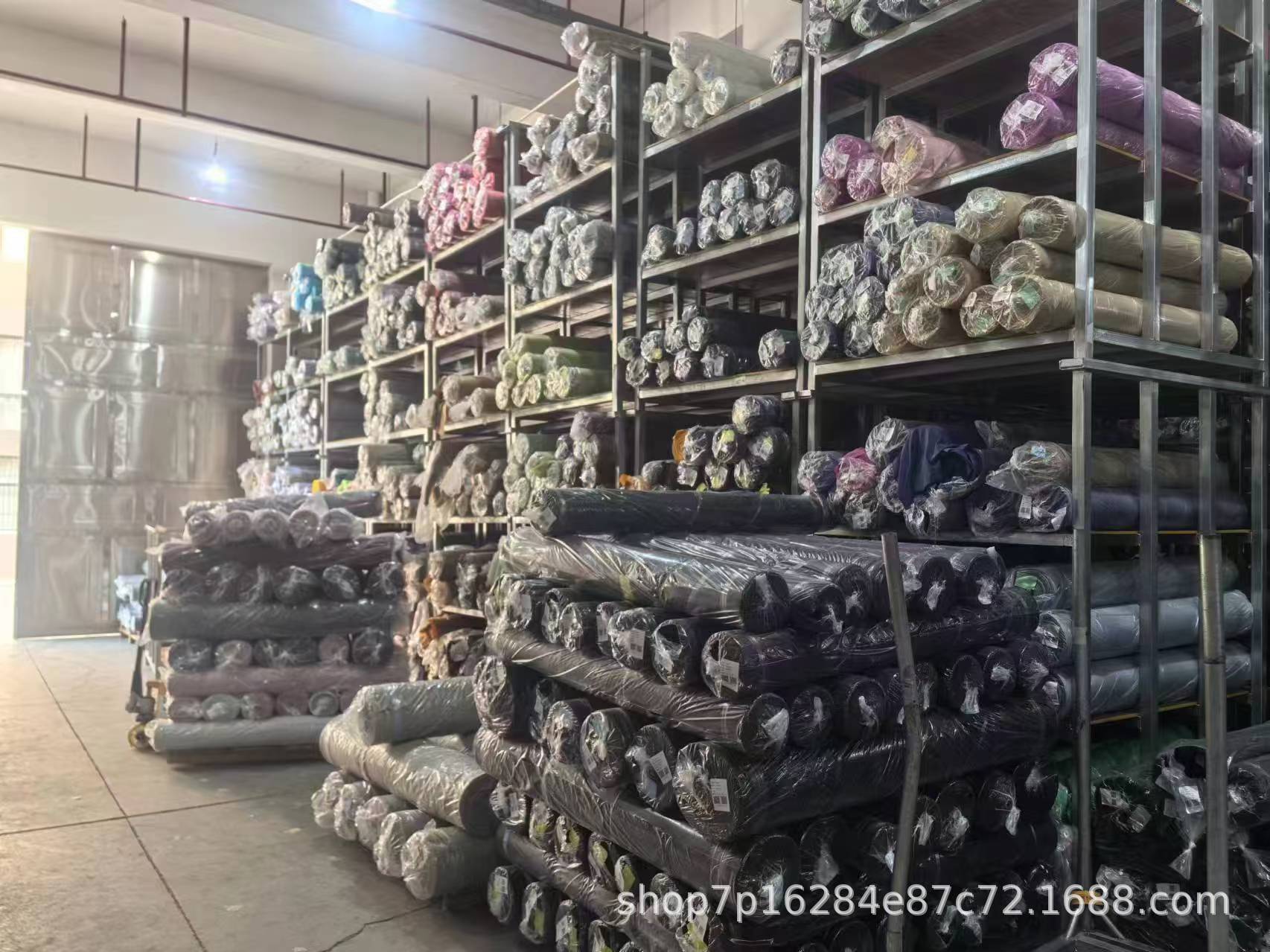 涤纶绒感春亚纺防水面料棉服外套羽绒服帽子箱包帽子手套布料热销详情17