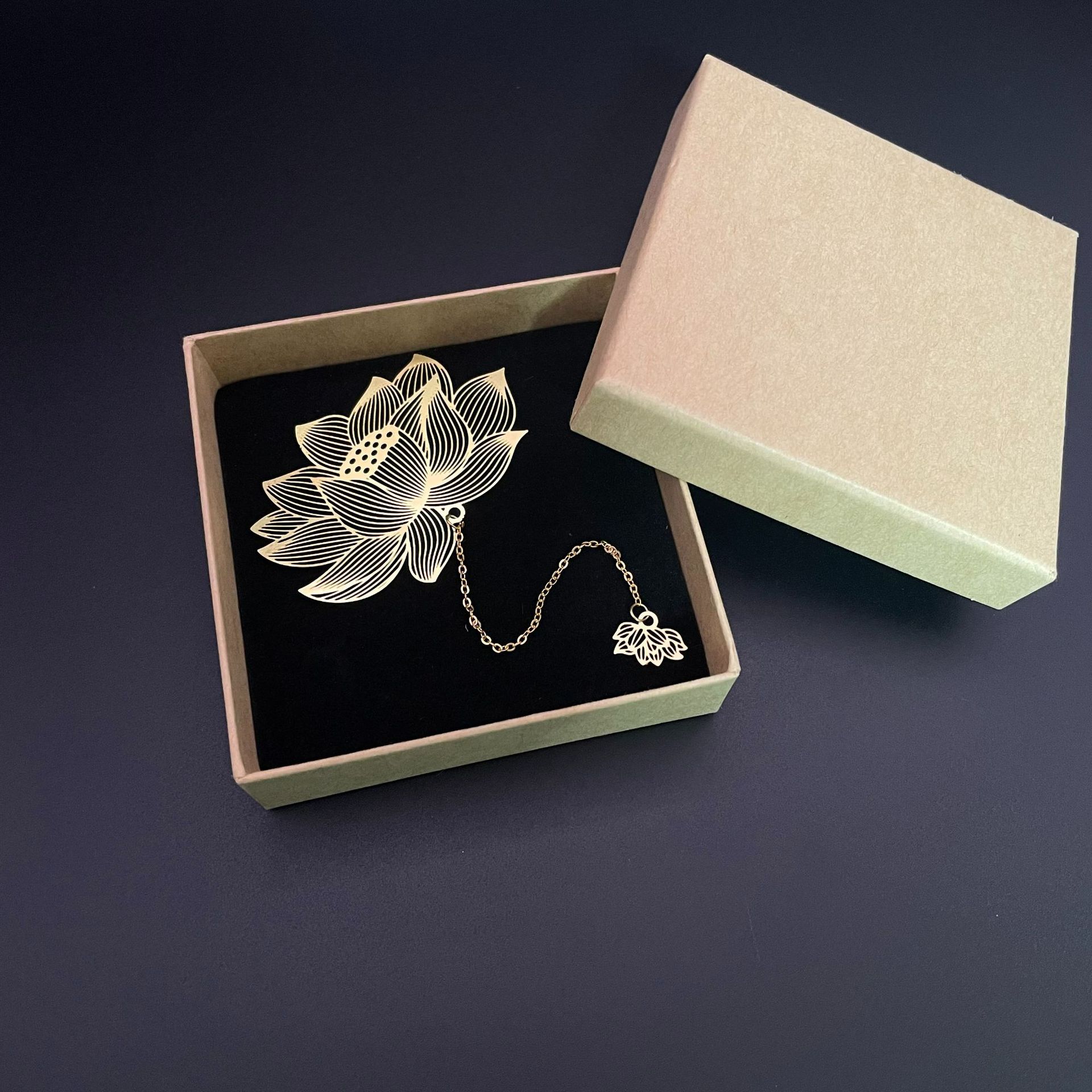 Exquisite ancient-style metal hollowed-out tree leaf vein bookmark, chain pendant, book holder, clear and simple, student gift, beautiful bookmark collection pic 12