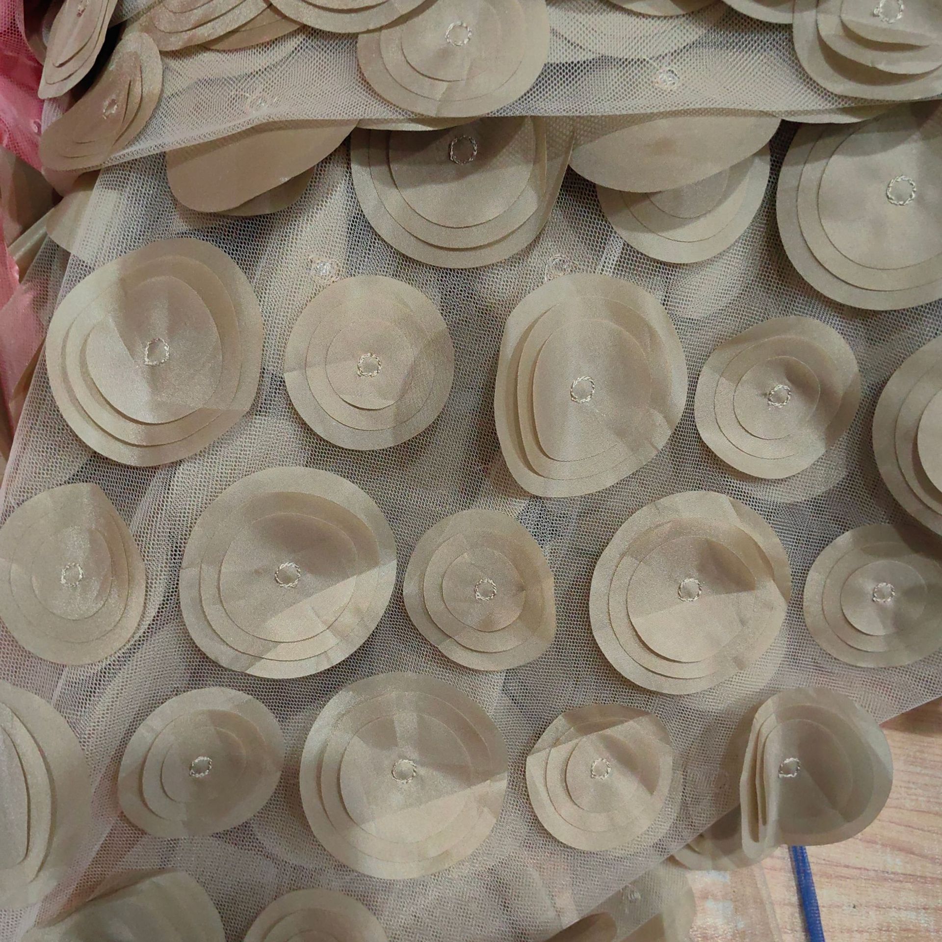 欧洲站激光立体刺绣面料多色网纱圆圈绣花布时尚女装连衣裙面料详情23