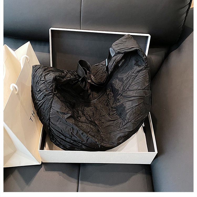 新品褶皱半月包简约时尚斜挎包大容量潮搭单肩包慵懒风都市休闲包详情21