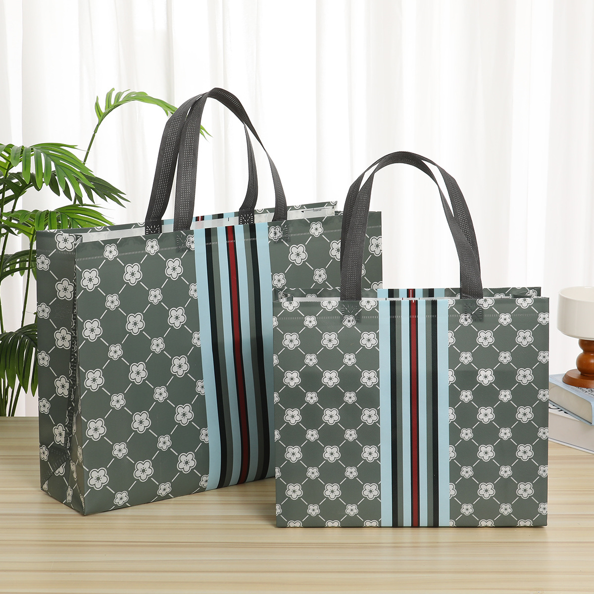 亚马逊跨境现货批发 圣诞时尚覆膜无纺布袋 购物手提袋 防水收纳袋 环保耐用详情9