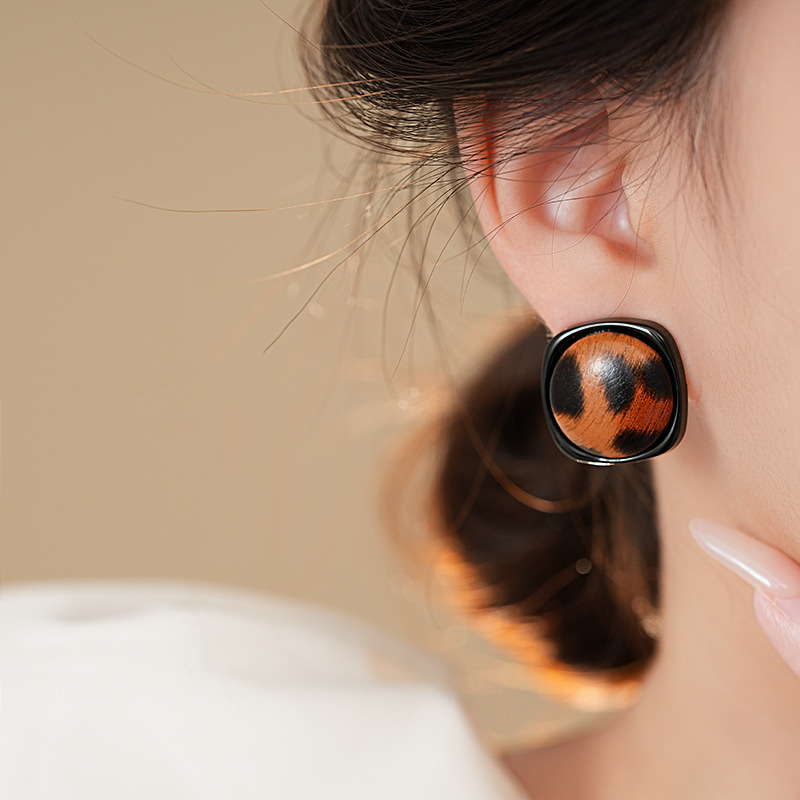 银针欧美复古皮革豹纹方形耳钉小众复古风耳环跨境气质高级感耳饰详情16