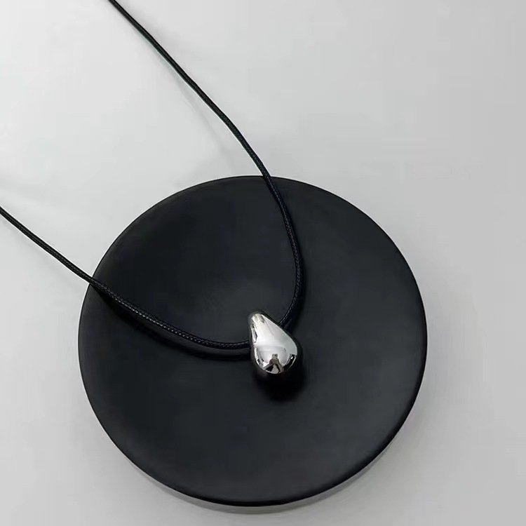 青岛美琳保色极简冷淡风 金属光面水滴黑皮绳项链秋季毛衣链女式详情3