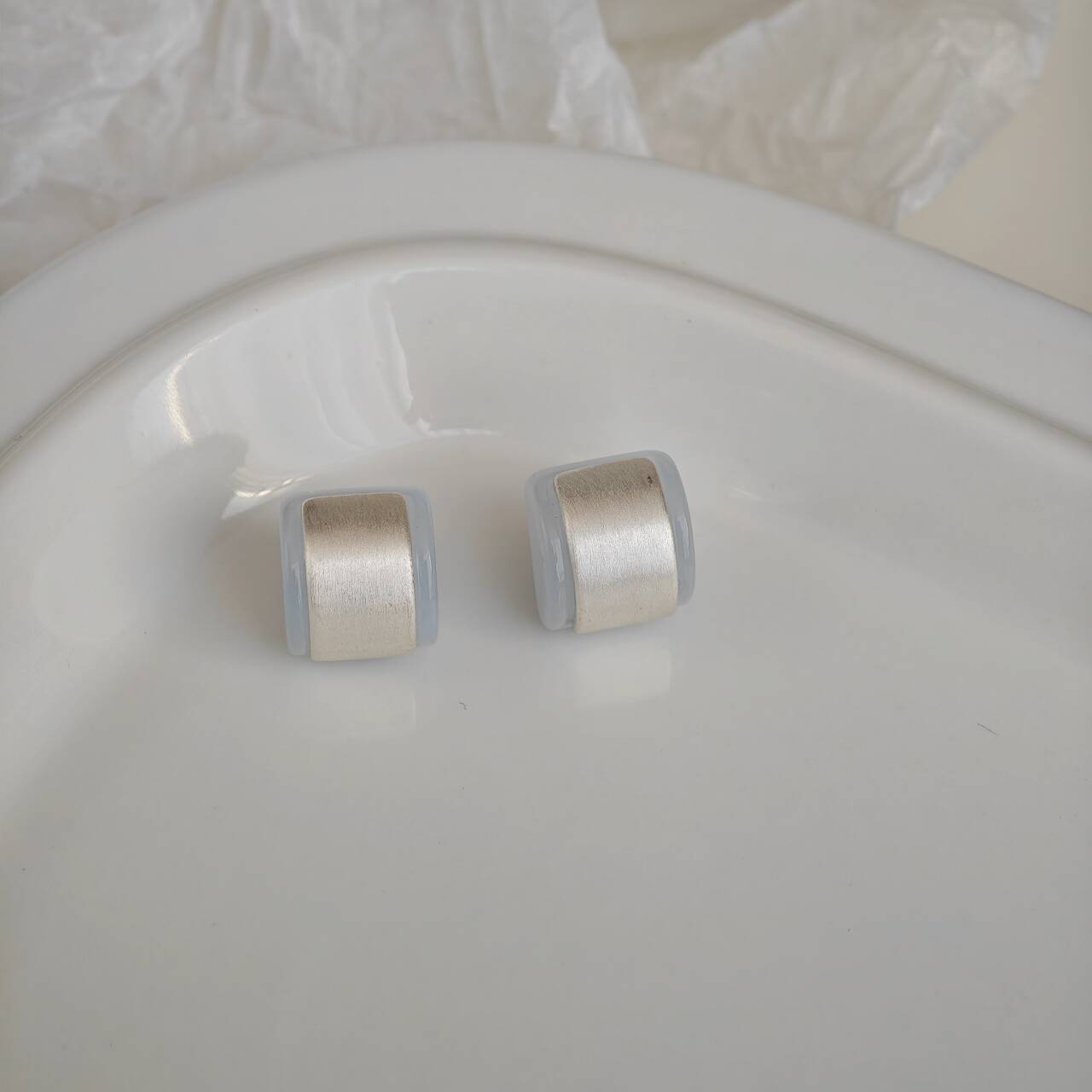 Niche ins minimalist colored drip glaze dopamine earrings, gentle and creamy C-shaped blue large circle ear rings for round faces pic 72