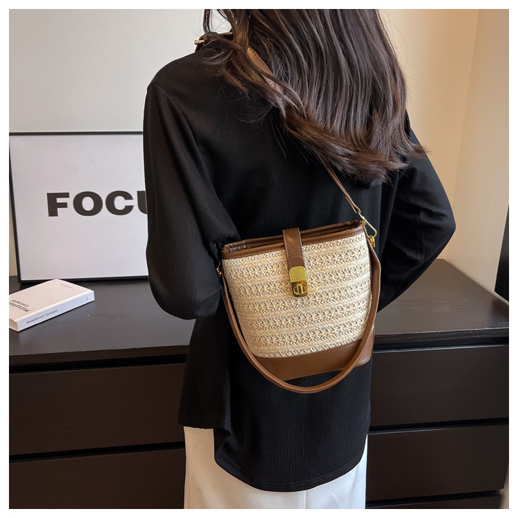 时尚手提编织包包女2023新款高级质感草编包单肩斜挎包休闲水桶包详情17
