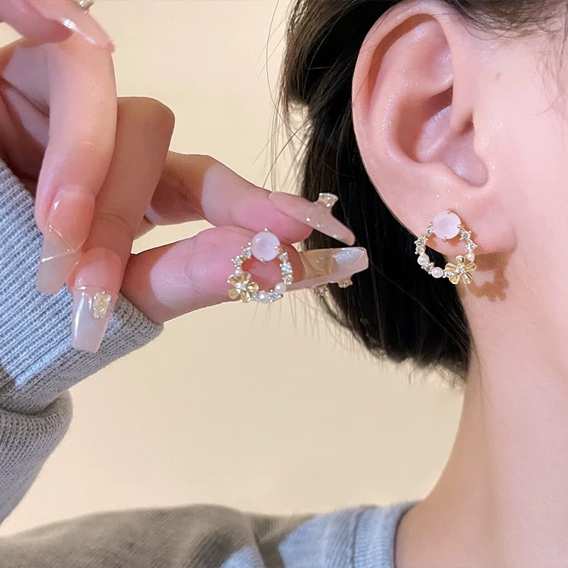 Spring/Summer 2025 fresh and elegant flower earrings for women, a light luxury and high-end look, pearl stud earrings, super fairy-like, versatile and elegant earrings pic 69