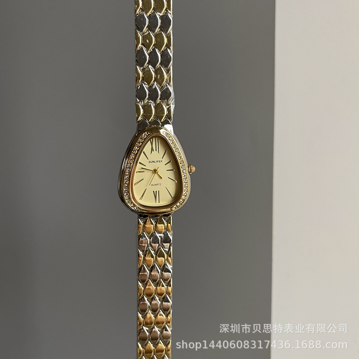 A popular and niche design item in foreign trade, a golden mid-style bracelet watch for women, is light luxury and retro. One-piece consignment service pic 6